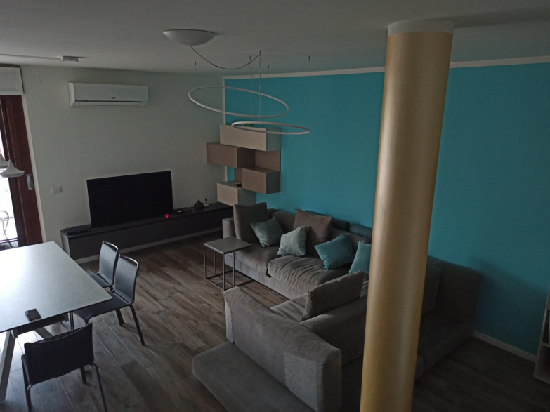 Living room with a blue wall arranged according to feng shui principles by Raffaela Marescalco.