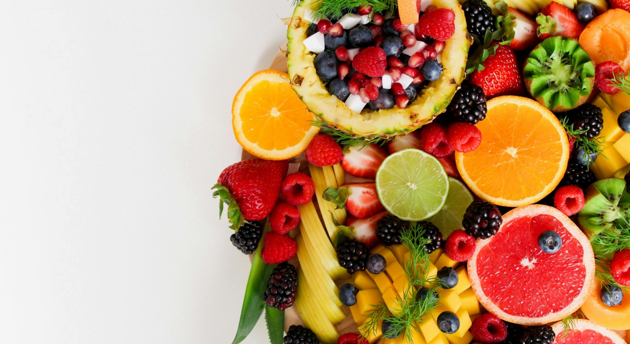 How to eat. An immense selection of fruits of all kinds, with vibrant colors.